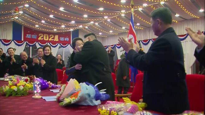 김정은 북한 국무위원장이 평양 5월 1일 경기장에서 2024년 신년경축공연을 관람했다고 조선중앙TV가 2024년 1월1일 보도했다. 조선중앙TV 화면, 연합뉴스