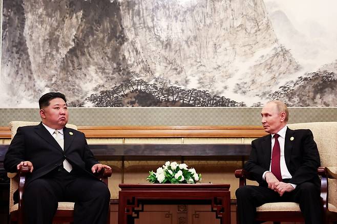 김정은 북한 국무위원장과 블라디미르 푸틴 러시아 대통령이 3일 베이징 국빈관에서 양국 정상회담을 하고 있다. 타스 연합뉴스