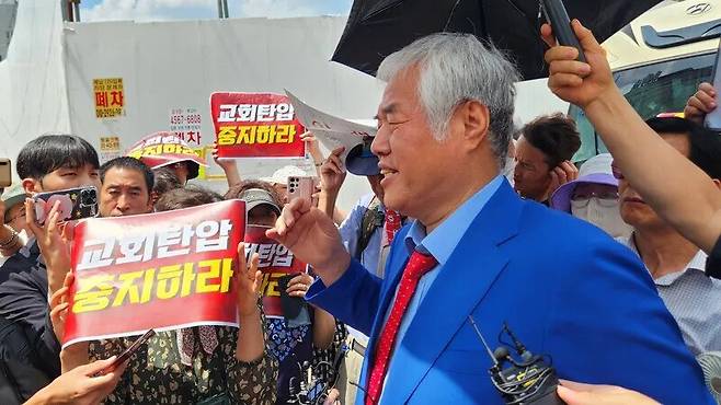 사랑제일교회에 대한 압수수색이 진행됐던 지난달 5일, 전광훈 목사가 교회 신도들 앞에서 발언하고 있다. 장종우 기자