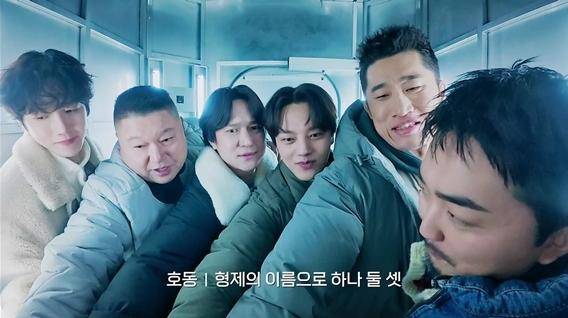 티빙 오리지널 추리 예능 프로그램 '대탈출: 더 스토리'에서 출연자들이 타임머신으로 이동하고 있는 모습. 티빙 제공