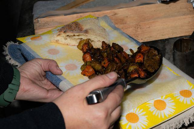 라플란드 사미족의 전통 빵 가코 옆에 비도스(순록 찜)가 놓이고 있다.