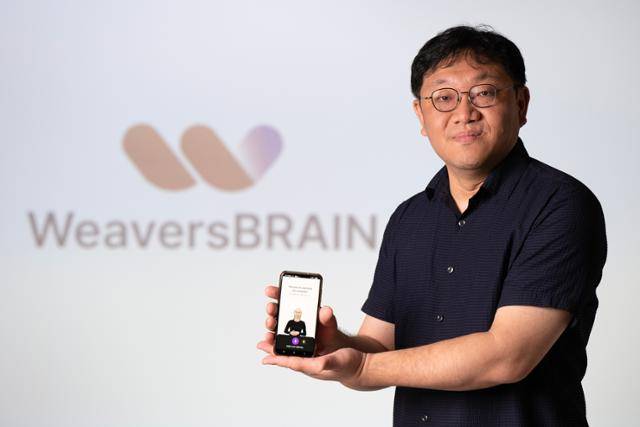 조세원 위버스브레인 대표가 서울 세종로 한국일보사에서 인터뷰를 하며 AI 영어교육 서비스 '맥스AI'를 소개하고 있다. 유명 재벌 회장도 이용하는 맥스AI는 사람처럼 생긴 AI 강사가 등장해 1 대 1로 영어 회화를 가르치는 서비스다. 박시몬 기자