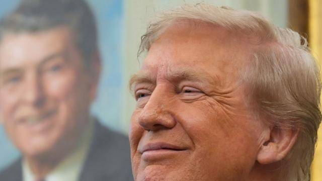 도널드 트럼프 미국 대통령이 2일 미 워싱턴 백악관 대통령 집무실(오벌오피스)에서 발언하고 있다. 배경은 로널드 레이건 전 미국 대통령의 초상화. 워싱턴=AP 연합뉴스