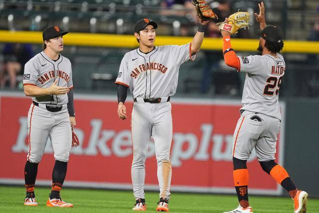 샌프란시스코 이정후(가운데)가 3일 콜로라도 원정에서 승리한 뒤 동료들과 기뻐하고 있다. 콜로라도=AP 연합뉴스