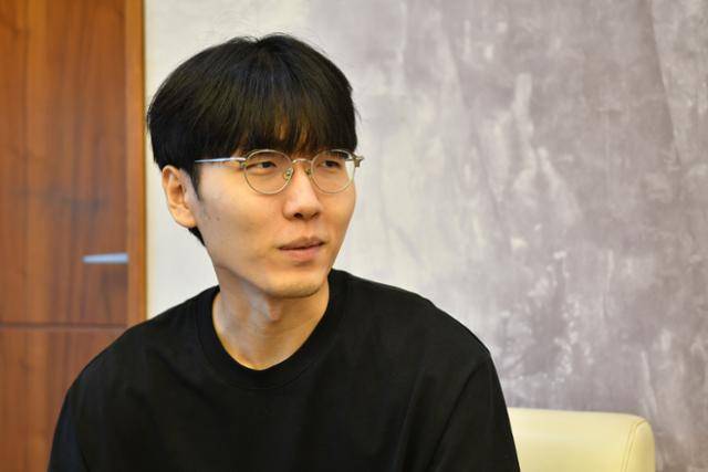 '현존 최강' 신진서 9단이 3일 중국 칭다오 농심공장에서 제27회 농심신라면배 세계바둑최강전에 나서는 각오와 목표를 설명하고 있다. 한국기원 제공