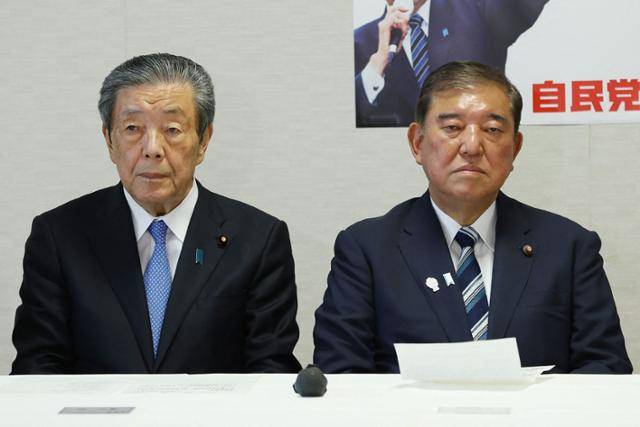 이시바 시게루(오른쪽) 일본 총리와 모리야마 히로시 자민당 간사장이 2일 도쿄 자민당 당사에서 열린 지도부 회의에 참석해 의견을 듣고 있다. 도쿄=지지·AFP 연합뉴스