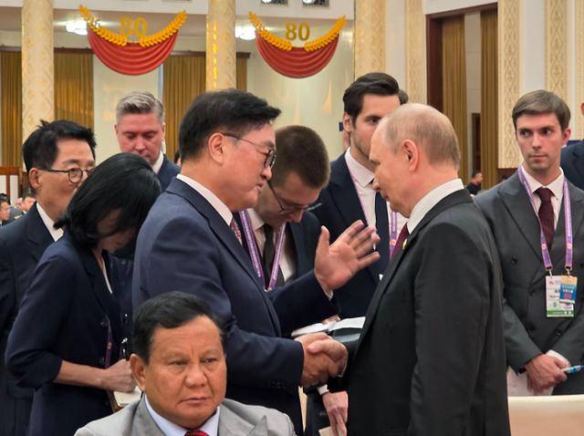 우원식 국회의장이 3일 중국 베이징에서 열린 전승절 80주년 기념식 리셉션에서 블라디미르 푸틴 러시아 대통령과 대화하고 있다. 국회의장실 제공