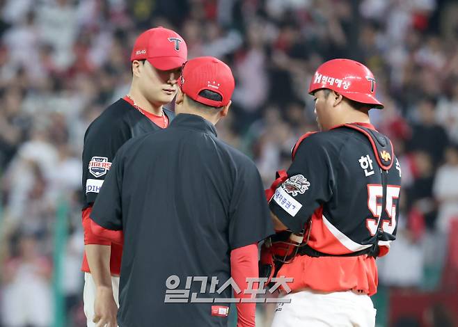 22일 오후 인천 SSG 랜더스필드에서 열린 2025 프로야구 KIA 와 SSG경기. KIA 정재훈 코치가 9회 마무리 정해영을 다독거리고 있다. 인천=정시종 기자 /2025.06.22.