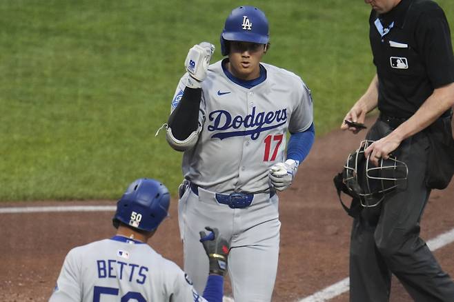 <yonhap photo-1966=""> Los Angeles Dodgers' Shohei Ohtani (17) returns to the dugout after after hitting a solo home run off Pittsburgh Pirates pitcher Bubba Chandler during the third inning of a baseball game in Pittsburgh, Tuesday, Sept. 2, 2025. (AP Photo/Gene J. Puskar)/2025-09-03 09:08:16/ <저작권자 ⓒ 1980-2025 ㈜연합뉴스. 무단 전재 재배포 금지, AI 학습 및 활용 금지></yonhap>