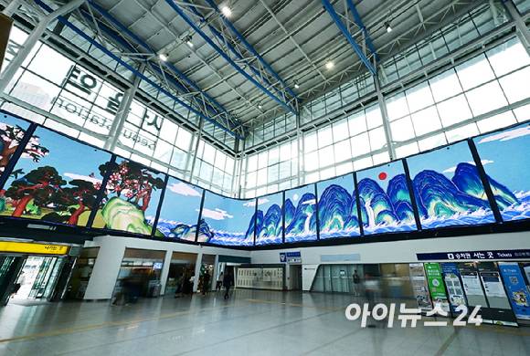 삼성전자가 서울역에서 진행하는 ‘갤럭시 Z 폴드7∙Z 플립7’ 초대형 미디어아트 디지털 옥외광고 모습. [사진=삼성전자]