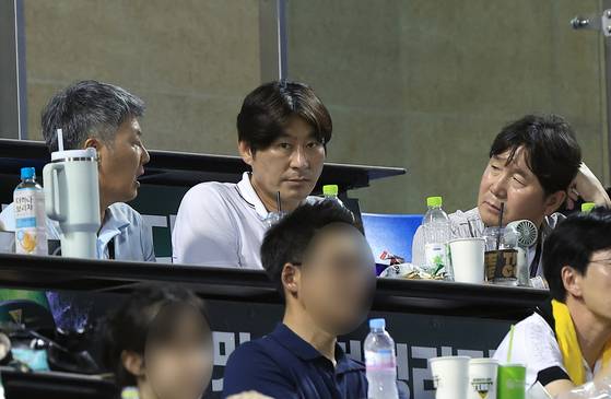 (서울=뉴스1) 박정호 기자 = 야구대표팀 류지현 감독(오른쪽부터)과 강인권, 김원형 코치가 29일 오후 서울 송파구 잠실야구장에서 열린 프로야구 '2025 신한 SOL뱅크 KBO 리그' KT 위즈와 LG 트윈스의 경기장을 찾아 대화를 나누고 있다. 2025.7.29/뉴스1