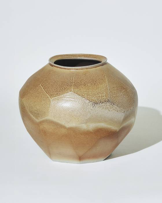 도기에 유약을 바르지 않고 구워내는 ‘무유소성 기법’은 장작 가마에서 가능한 기술로 불, 나무, 재가 어우러져 도자 표면에 자연스러운 흔적을 남긴다. 사진 로에베