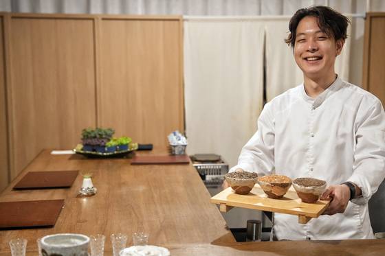 메밀을 자신만의 스타일로 개발해 독창적인 메뉴로 선보이는 소바쥬의 박주성 셰프. 사진 김성현