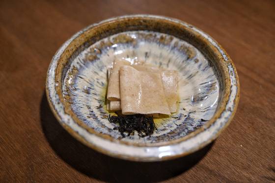 염장 다시마를 곁들인 소바쥬의 넙적소바면 . 사진 김성현사진 김성현