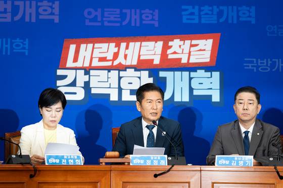 정청래 더불어민주당 대표가 3일 서울 여의도 국회에서 열린 최고위원회의에서 모두 발언을 하고 있다. 뉴스1