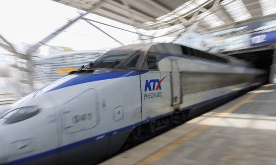 올해 하반기부터 열차 탑승 후에도 앱을 통한 좌석변경이 가능해진다. 정부는 3일 이런 내용 등을 담은 대국민 체감형 서비스 개선방안을 내놓았다. 연합뉴스