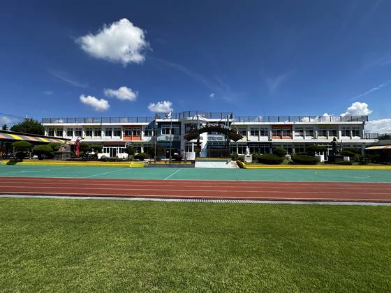 제주 창천초등학교 잔디운동장 전경. 최충일 기자