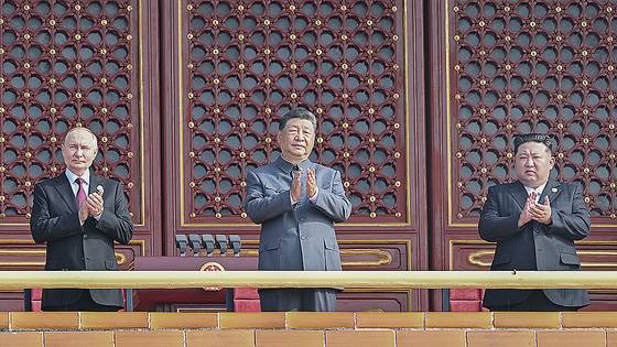 블라디미르 푸틴 러시아 대통령과 시진핑 중국 국가 주석, 김정은 북한 국무위원장이 3일 중국 베이징 톈안먼광장에서 열린 전승절 80주년 기념 대규모 열병식에 참석했다. 신화=연합뉴스