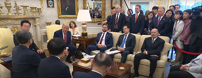 8월25일(현지 시각) 미국 백악관 오벌 오피스에서 한국 취재진이 이재명 대통령과 트럼프 대통령의 정상회담을 취재하고 있다. 사진 오른쪽 마르코 로비오 국무장관과 하워드 러트닉 상무부 장관 뒤편에 한국 기자들의 모습이 보인다. /백악관 제공