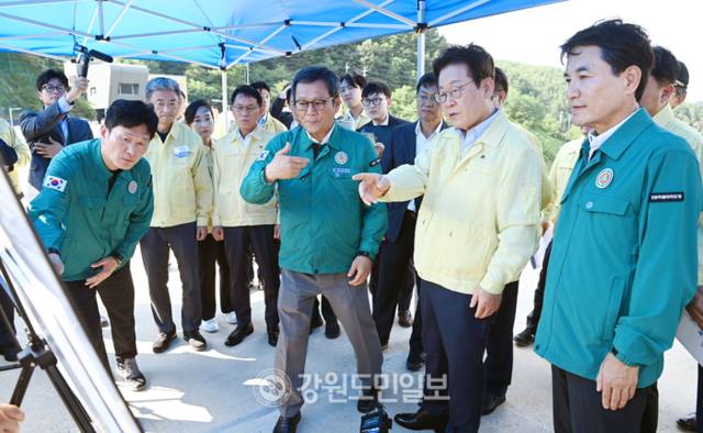 ▲ 이재명 대통령이 지난달 30일 극심한 가뭄이 계속되고 있는 강릉 오봉댐 저수지를 방문, 윤호중 행안부장관,김진태 도지사, 김홍규 강릉시장, 허영 국회의원등이 참석한 가운데 가뭄 현황을 보고 받고 현장을 점검하고 있다.  서영 기자