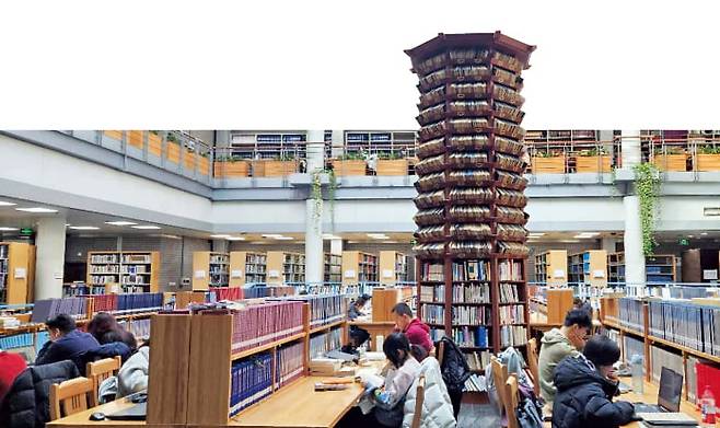 중국 베이징대 중앙도서관에서 학생들이 공부하고 있다. 기부금이 넘쳐나는 베이징대는 도서관 현대화에 막대한 자금을 투입하고 있다.  김은정 특파원