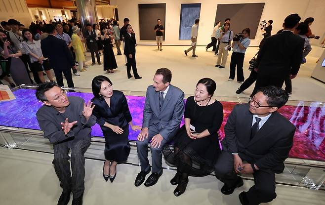 LG OLED <자연에서 빌려온 색> 전시장에서 (왼쪽부터) 박제성 서울대 교수, 김혜경 여사, 사이먼 폭스 프리즈 대표, 오혜원 LG전자 MS경험마케팅 상무, 패트릭 리 프리즈 서울 디렉터가 대화를 나누고 있다. /연합뉴스