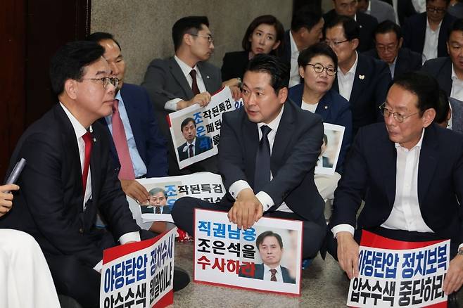 조은석 내란 특별검사팀의 국민의힘 원내대표실에 대한 압수수색 시도가 계속된 3일 국민의힘 장동혁 대표와 송언석 원내대표가 서울 여의도 국회 원내대표실 앞에 앉아 대책을 논의하고 있다. /사진=연합뉴스