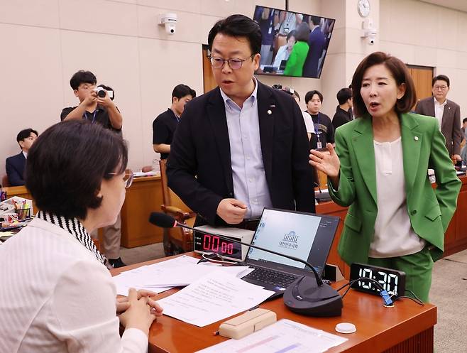 2일 서울 여의도 국회에서 열린 법제사법위원회 전체회의에서 국민의힘 나경원 의원등이 추미애 위원장의 회의 진행 방식에 항의하고 있다. 2025.9.2  사진=연합뉴스