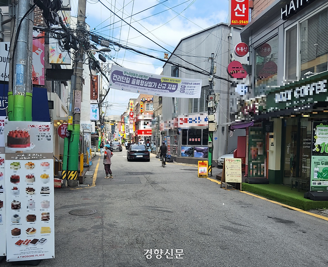 서울 광진구 건국대학교 인근 상권이 2일 오가는 행인이 적어 한산한 모습이다. 김태욱 기자