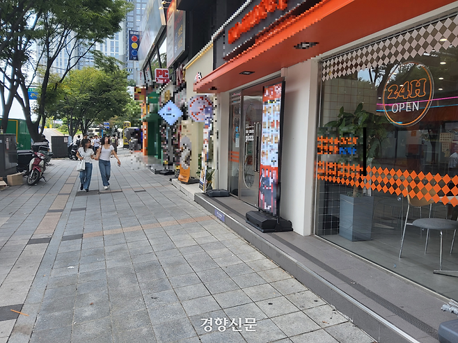 서울 성동구 한양대학교 인근 상권이 2일 오가는 행인이 적어 한산한 모습이다. 김태욱 기자