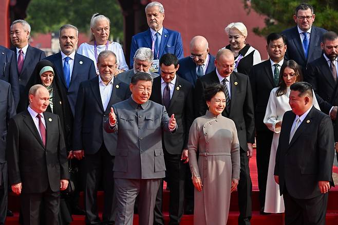 중국 전승절 기념식이 열린 3일 김정은 북한 국무위원장(오른쪽)이 시진핑 중국 국가주석, 시 주석 부인 펑리위안, 블라디미르 푸틴 러시아 대통령 등 각국 정상들과 기념촬영에 앞서 대화하고 있다. 타스 연합뉴스