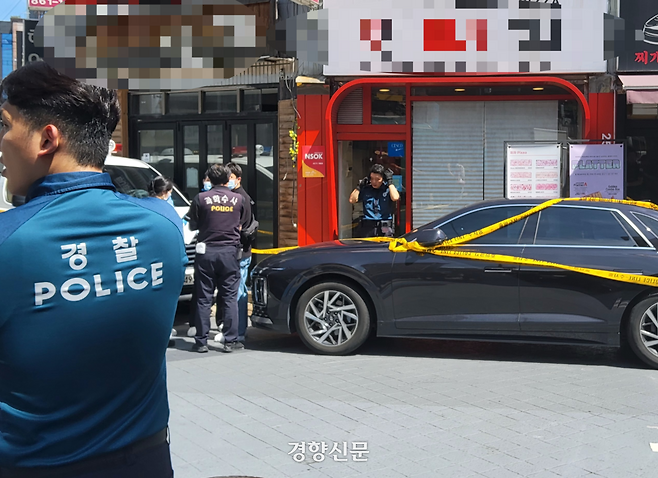 3일 오전 서울 관악구 조원동의 한 가게에서 칼부림이 발생해 4명이 중상을 입었다. 흉기를 휘두른 남성은 상처를 입고 체포됐다. 김태욱 기자