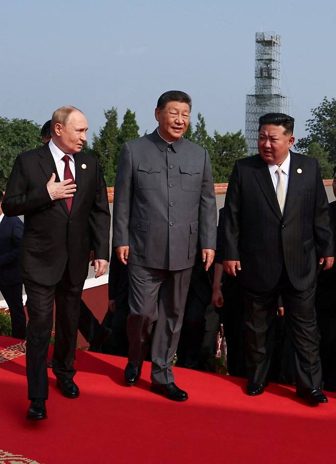 김정은 북한 국무위원장이 시진핑 중국 국가주석, 블라디미르 푸틴 러시아 대통령과 함께 3일 중국 베이징에서 열린 전승절 80주년 기념식에 입장하고 있다. 로이터 연합뉴스