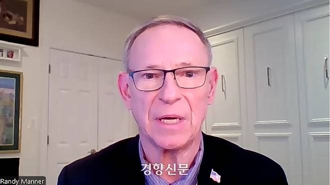 랜디 매너 전 미국 육군소장이 지난달 31일(현지시간) 경향신문과 화상인터뷰를 하고 있다. 매너 전 소장은 국방부 산하 주방위군국에서 부국장 대행을 역임했다.