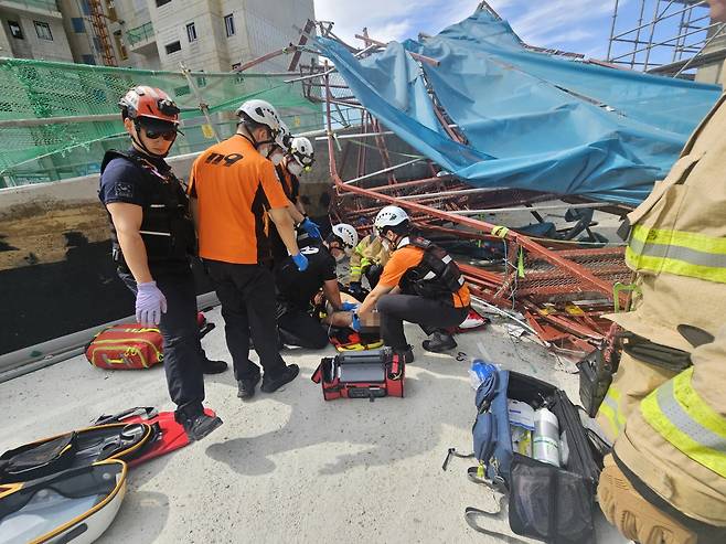서울 성동구 용답동 한 아파트 건설현장에서 노동자 A씨(56)가 15층 높이에서 갱폼 해체 작업을 하던 중 추락해 숨졌다. 성동소방서 제공
