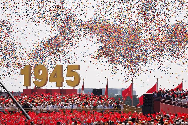 3일 베이징 톈안먼 광장에서 열린 중국 전승절 80주년 기념식에서 중국군이 퍼레이드를 하고 있다. 로이터 연합뉴스