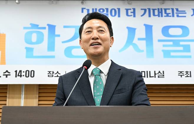 오세훈 서울시장이 3일 오후 서울 여의도 국회 의원회관에서 열린 ‘한강, 서울의 미래 ’ 토론회에서 인사를 하고 있다. 서울시 제공.