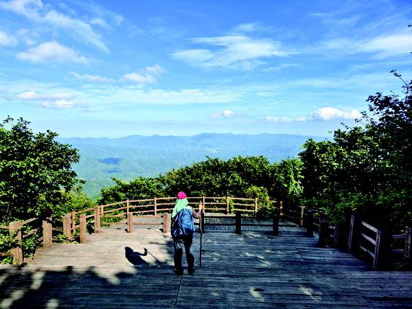 경북 영양군 일월면 일월산은 영양의 주산이다. 일월산 정상은 일자봉인데 군부대가 들어서 해맞이공원으로 조성한 덱 전망대가 정상을 대신한다. 멀리 동쪽으로 겹겹이 포개진 능선 뒤로 낙동정맥 길과 백암산 등이 보이며 맑은 날에는 동해도 보여 경북 내륙에서는 가장 먼저 해맞이와 달맞이를 하는 산으로 알려졌다.