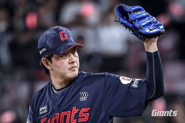 3일 수원에서 열린 KT전에서 롯데 마무리 김원중이 공을 받아들고 있다. 롯데 자이언츠 제공