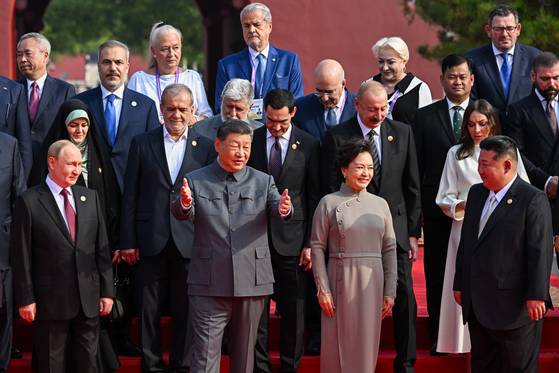 From left front row, Russian President Vladimir Putin, Chinese President Xi Jinping, First Lady Peng Liyuan and North Korea's leader Kim Jong-un pose for a group photo ahead of a military parade marking the 80th anniversary of victory over the militarist Japan and the end of World War II in Beijing on Sept. 3. [TASS/YONHAP]