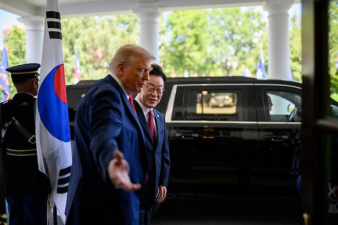 U.S. President Donald Trump greets Korean President Lee Jae Myung on Aug. 25 at the West Wing entrance of the White House. [THE WHITE HOUSE]