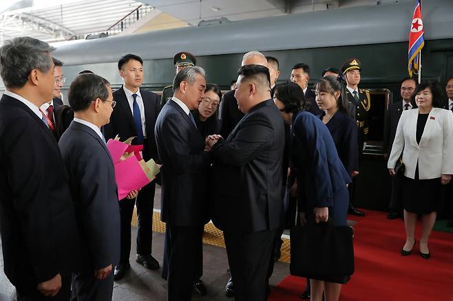 North Korea’s ruling party newspaper Rodong Sinmun reports on Sept. 3 that Kim Jong-un arrived in Beijing on a special train on Sept. 2 to attend the 80th anniversary ceremony marking the victory over Japan in World War II, with photos confirming that his daughter Ju-ae accompanies him. [NEWS1]