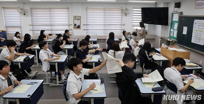 2026학년도 대학수학능력시험 모의평가가 실시된 3일 서울 금천구 금천고등학교에서 고3 학생들이 시험 준비를 하고 있다.
