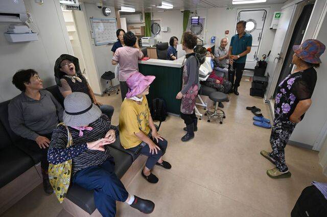 이른 아침인데도 건강옹진호는 북적였다. 소이작도 주민들이 서로 안부를 물으며 진료를 기다리고 있다.