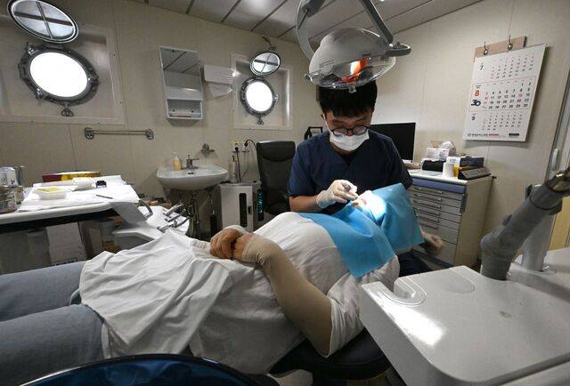 박해성 치과 공중보건의가 진료를 하는 모습.