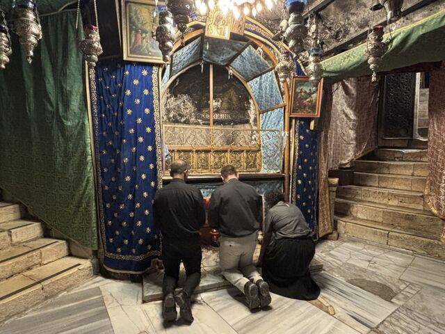 순례객들이 성탄 장소에서 기도하는 모습.