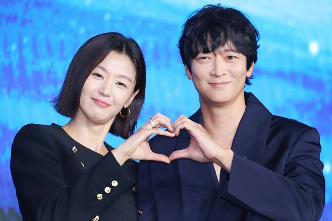 배우 전지현과 강동원이 2일 서울 종로구 포시즌스호텔에서 열린 디즈니+ 오리지널 시리즈 '북극성' 제작발표회에서 포즈를 취하고 있다. 연합뉴스