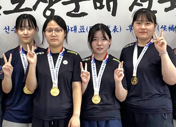 3일 열린 ‘제5회 홍범도장군배 전국사격대회’ 여자 고등부 25m 권총 단체전서 우승을 차지한 인천체고 선수단. 인천체고 제공