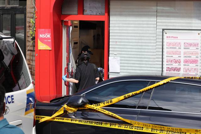 3일 서울 관악구 한 식당에서 칼부림 사건이 발생, 경찰이 현장을 통제하고 조사 중이다.연합뉴스