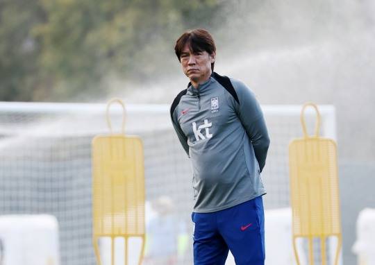 훈련장 살피는 홍명보 감독. 사진[연합뉴스]